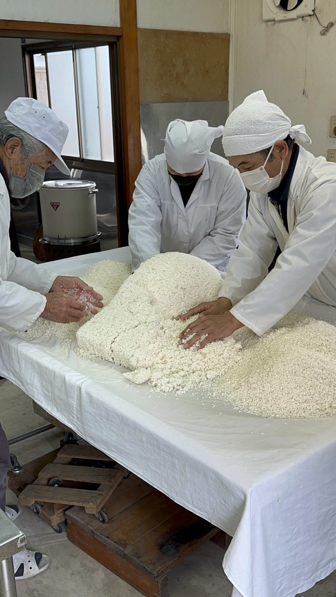 味噌を仕込む職人の手元